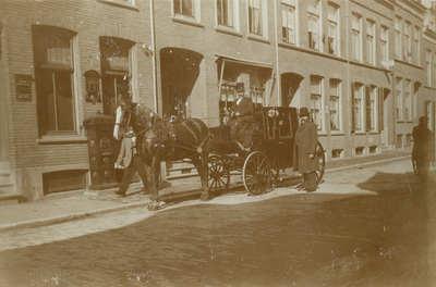 858652 Afbeelding van een koets voor het huis Weistraat 102 te Utrecht.N.B. De straatnaam Weistraat is in 1929 ...